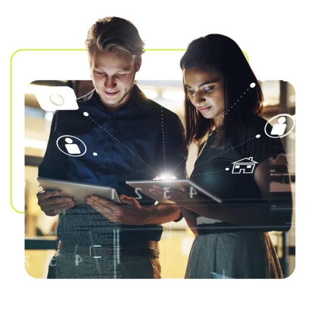 Dos profesionales revisando datos de gestión en una tablet